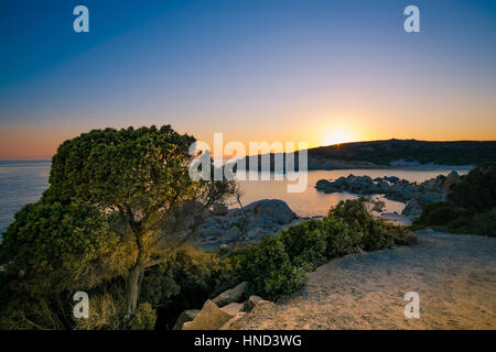 Sonnenaufgang am Strand von Chia, Insel Sardinien, Italien. Stockfoto