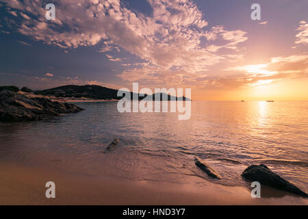 Sonnenaufgang am Strand von Chia, Insel Sardinien, Italien. Stockfoto