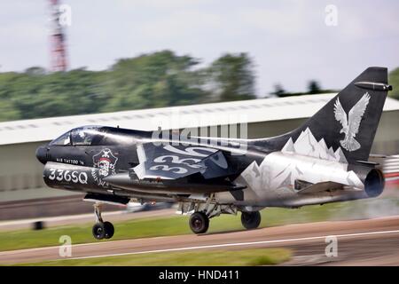 Corsair ll Kampfjet betrieben von der Hellenic Air Force, landet auf dem RAF Fairford für 2014 Royal International Air Tattoo Stockfoto