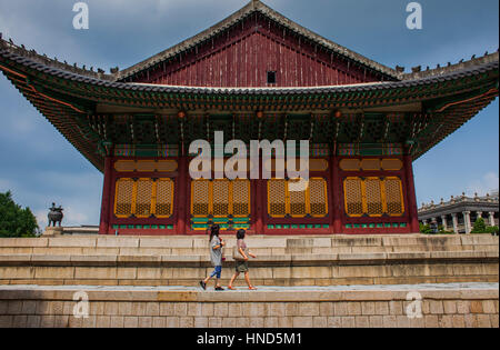 Frauen, Touristen in Deoksugung Palast, Seoul, Südkorea Stockfoto