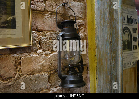 Alte Lampe an der Wand hängen Stockfoto
