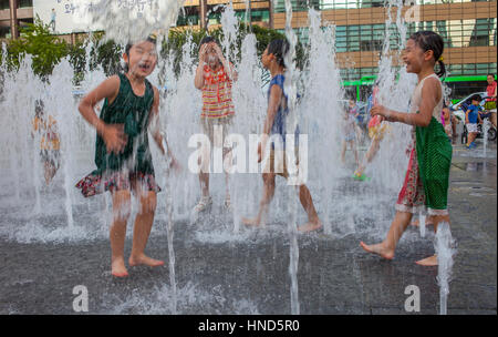 Kinder in Admiral Yi Sonne-Shin Brunnen am Gwanghwamun Platz, Seoul, Südkorea. Stockfoto