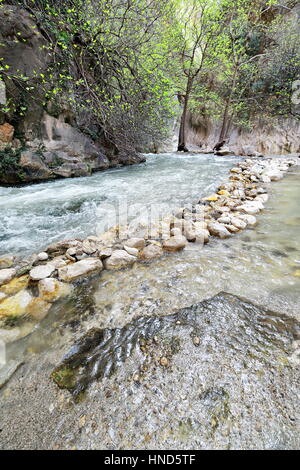 Eiskaltes Wasser Dargaz Çayi-Fluss hat Saklikent-Hidden Stadt Canyon gebildet durch durchquert seit Jahrtausenden zu einem 18-km.long-300ms.deep-Gorg schnitzen Stockfoto