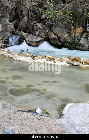 Eiskaltes Wasser Dargaz Çayi-Fluss hat Saklikent-Hidden Stadt Canyon gebildet durch durchquert seit Jahrtausenden zu einem 18-km.long-300ms.deep-Gorg schnitzen Stockfoto