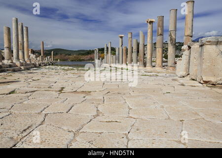 Die Hauptstraße in Patara ist eines der breitesten -12,6 Frau und am besten erhaltenen Straßen im alten Anatolien und vermutlich aus der frühen römischen Zeit. Stockfoto