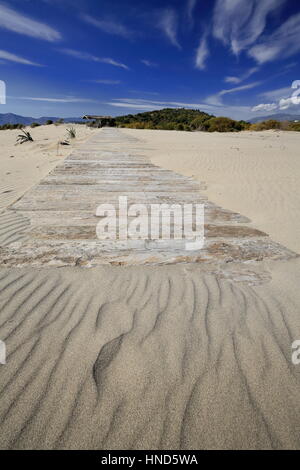 Hölzerne Planken auf dem Sand von den 18 km.long Strand-Wanderweg führt vom Parkplatz zum Restaurant Hütte in der Nähe der südlichsten Teil der sitzen Stockfoto