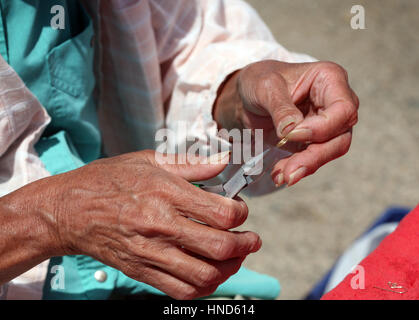 Handwerker-Hände, die Herstellung von Schmuck, sonnigen Tag Stockfoto