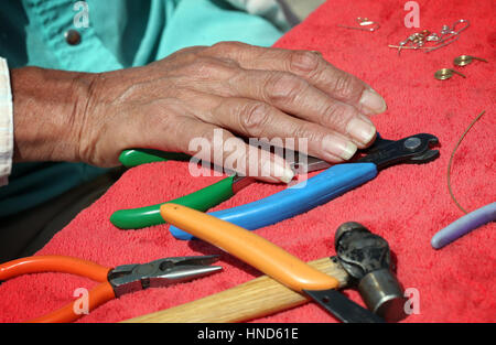 Handwerker-Hände, die Herstellung von Schmuck, sonnigen Tag Stockfoto