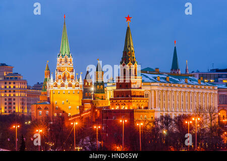 Moskauer Kreml in Winternacht. Sterne-Spitze Türme: Troitskaya (Dreifaltigkeit) Turm (links), Borovitskaya (rechts), Waffenkammer Kammer Hochhaus (rechts) Stockfoto