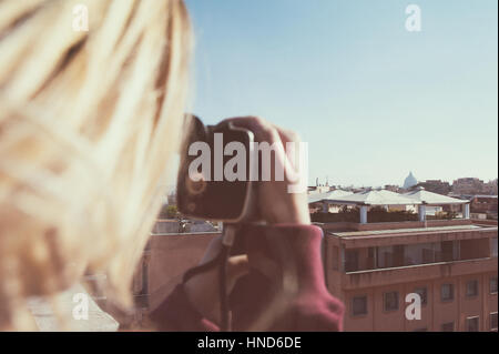 Blonde Frau, die Skyline der Stadt Rom St Peter Dome mit Vintage Super 8 Kamera schießen Stockfoto