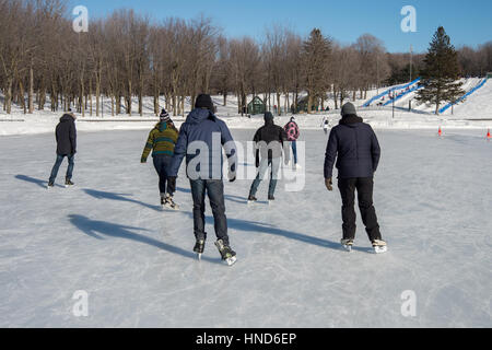 Montreal, CA - 31. Januar 2017: Menschen, Schlittschuhlaufen auf Beaver Lake Eisbahn auf Mont-Royal Stockfoto