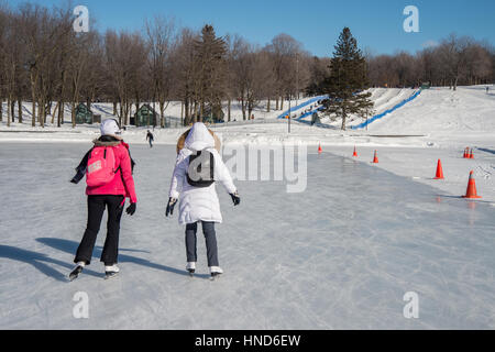 Montreal, CA - 31. Januar 2017: Menschen, Schlittschuhlaufen auf Beaver Lake Eisbahn auf Mont-Royal Stockfoto