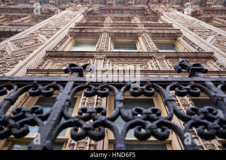 Nahaufnahme einer Terrakotta-Fassade im französischen Renaissance-Stil mit aufwendigen Dekorationen rund um die Fenster an einem Gebäude in New York City Stockfoto