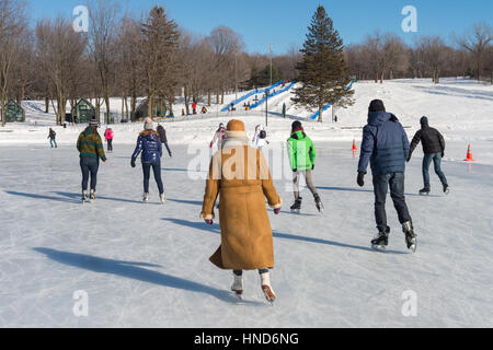 Montreal, CA - 31. Januar 2017: Menschen, Schlittschuhlaufen auf Beaver Lake Eisbahn auf Mont-Royal Stockfoto