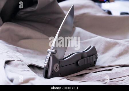 Taschenmesser auf Tuch Hintergrund. Graue Messer. Stockfoto