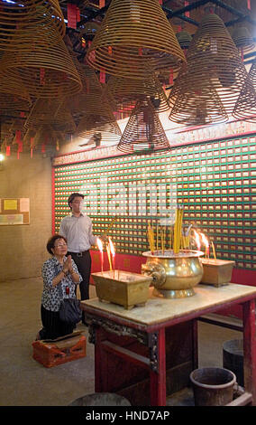Zu beten. Man Mo Tempel in Hollywood Road, Hongkong, China Stockfoto