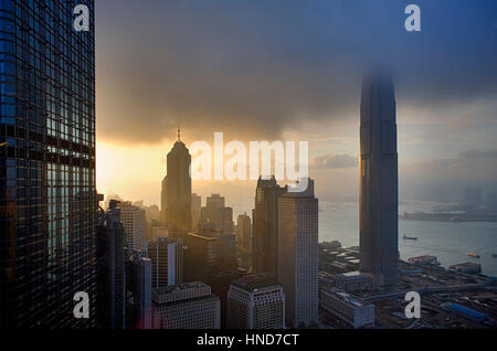 Skyline. Two International Finance Centre (415 m) rechts, Center on Zentrum und Cheung Kong Center links, Hong Kong, China Stockfoto