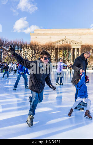 Junge Ice Skating Und Umfallen Stockfoto Bild 281702939 Alamy