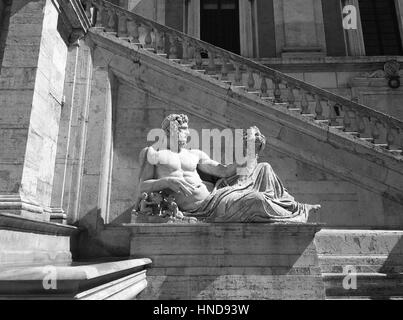 Antike Roman Statue des Tiber Flussgottes (Tiberinus) hält ein Füllhorn in der Piazza del Campidoglio, entworfen von Michelangelo in Rom, Italien. Stockfoto