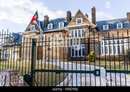 Washington DC, USA - 5. Februar 2017: Portugiesische Residenz in Kalorama Nachbarschaft mit Tor Stockfoto