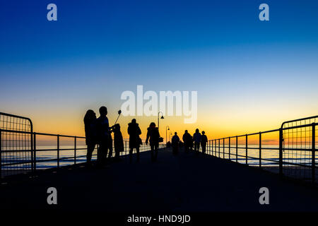 Menschen zu Fuß auf Glenelg Steg bei Sunet, South Australia Stockfoto