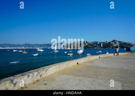 Promenade am Strand von Playa Tlacapanocha in Acapulco, Mexiko. Stockfoto