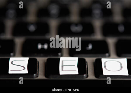 SEO Wort Tastatur auf dem unscharfen Hintergrund Stockfoto