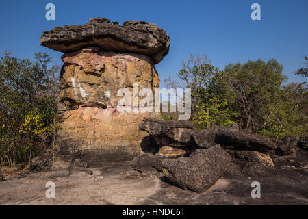 Phu Phra Bat gehört zu den Hauptattraktionen im Isaan, obwohl seine Lage in der ländlichen Provinz Udon Thani die Massen in Schach hält. Große Felsbrocken app Stockfoto