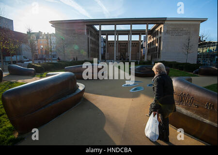 Esch-Sur-Alzette, Luxemburg 03.12.2013, Ansicht von Brill Square und Widerstandsmuseum, Esch-Sur-Alzette host 3 Juillet 2017 ein Teil der Bühne Stockfoto