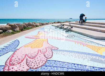 PORTIXOL/MOLINAR, MALLORCA, Balearen, Spanien - 10. April 2016: Radfahrer eine Pause von Molinar Mosaik Turm in Mallorca, Balearen, S Stockfoto