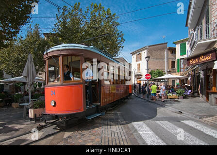 SOLLER, MALLORCA, Spanien - 2. Oktober 2016: Soller Straßenbahn zwischen Hafen und Hauptort auf der zentralen Plaza an einem sonnigen Tag am 2. Oktober 2016 in Soller, Mal Stockfoto