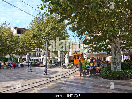 SOLLER, MALLORCA, Spanien - 2. Oktober 2016: Soller Straßenbahn zwischen Hafen und Hauptort auf der zentralen Plaza an einem sonnigen Tag am 2. Oktober 2016 in Soller, Mal Stockfoto