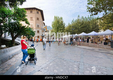 SOLLER, MALLORCA, Spanien - 2. Oktober 2016: Kirchplatz mit Markt, Touristen und Straßenbahn an einem sonnigen Tag am 2. Oktober 2016 in Soller, Mallorca, Baleari Stockfoto