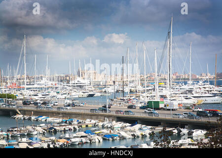 PALMA DE MALLORCA, Balearen, Spanien - 5. Dezember 2016: Blick auf den Hafen mit weißen Yachten und Dom an einem Wintertag am 5. Dezember 2016 in Palm Stockfoto