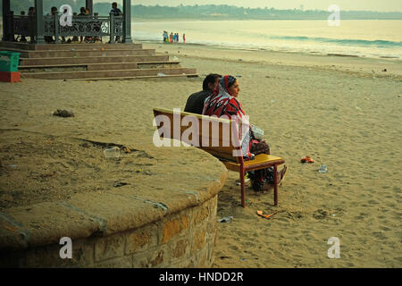 Warten auf den Sonnenaufgang über dem arabischen Meer Nagao Strand Diu Insel in Gujarat, Indien Stockfoto