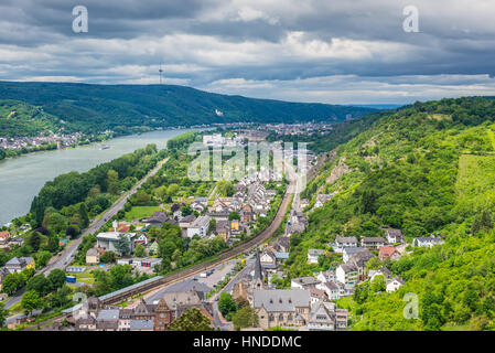 Luftaufnahme der kleinen Stadt Braubach und dem Rheintal bei bewölktem Wetter in Rheinland-Pfalz, Deutschland. Es ist eine der wichtigsten Stätten der th Stockfoto