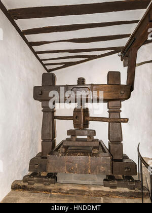 Braubach, Deutschland - 23. Mai 2016: Interieur des Schlosses Marksburg (hölzerne Presse-1767). Es ist eine der wichtigsten Stätten des UNESCO-Welterbes Stockfoto