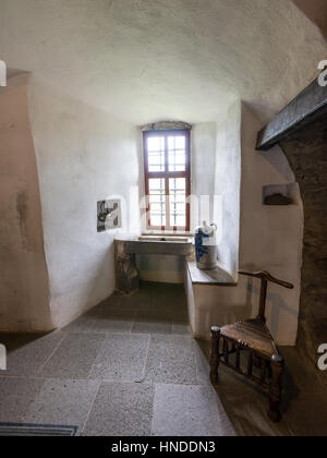 Braubach, Deutschland - 23. Mai 2016: Interieur des Schlosses Marksburg (Waschbecken). Es ist eines der wichtigsten Sehenswürdigkeiten der UNESCO World Heritage Rhein Go Stockfoto