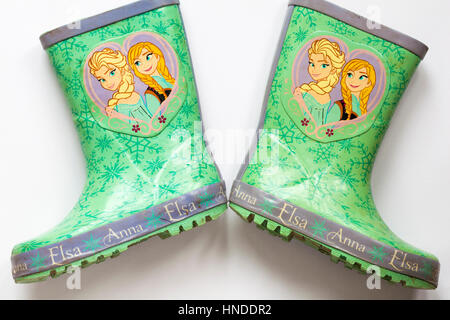 Nun liebte getragene paar Kinderstiefel Wellie mit Anna und Elsa von Frozen auf weißem Hintergrund Stockfoto