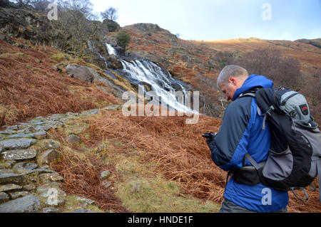 Walker, Lone Hill in der Nähe von saurer Milch Gill Wasserfall Seathwaite, Borrowdale, Nationalpark Lake District, Cumbria, UK. Stockfoto