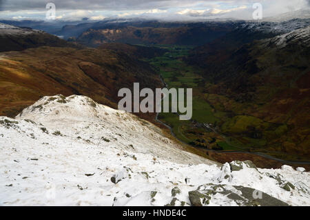 Auf der Suche nach unten vom Gipfel des die Wainwright braun Basis Seathwaite in Borrowdale Valley, Lake District National Park, Cumbria, England. Stockfoto