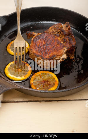 Schweinekotelett auf eisernen Pfanne mit Zitrone und Gewürze Gewürz angebraten Stockfoto