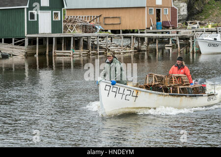 Hummer-Fischer mit Boot voller fallen vorbei Angeln Hütten und Stadien, Forellenfluss, Neufundland Stockfoto