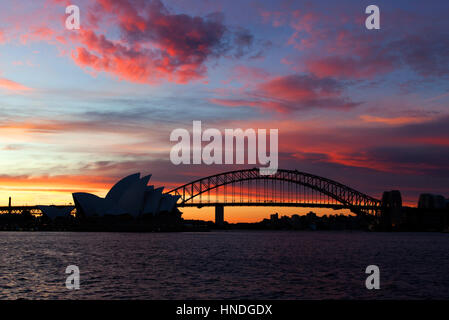 Sydney Opera House und Harbour Bridge bei Sonnenuntergang, Sydney, Australien Stockfoto