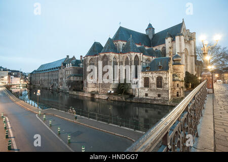 entlang der Brücke ist St. Michaels-Kirche im Herzen von Gent Stockfoto