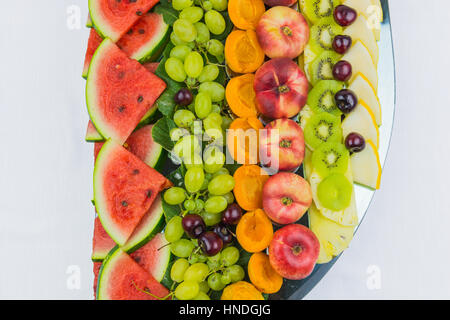 Kompositionen von frischem Obst schneiden für Buffets. typische Sommerfrüchte von Sizilien, erfrischend und gesund. Stockfoto