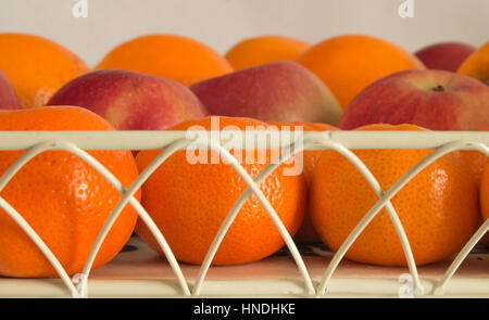 Obst-Stilleben set Mandarinen Äpfel Tablett Stockfoto