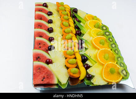 Kompositionen von frischem Obst schneiden für Buffets. typische Sommerfrüchte von Sizilien, erfrischend und gesund. Stockfoto