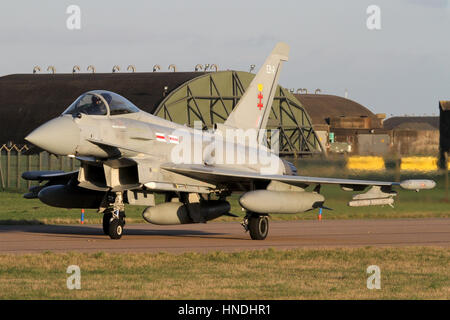 41 Squadron Typhoon heraus rollen aus der Unterstände an RAF Coningsby. Flugzeug ist eine Live AIM-120 AMRAAM Raketen. Stockfoto