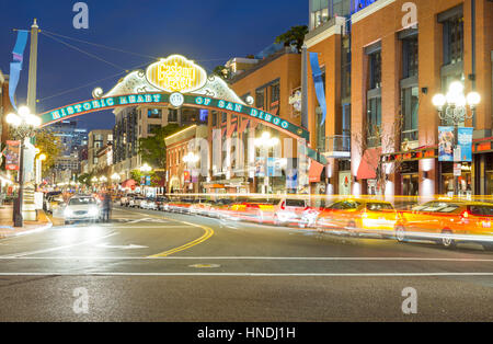 Gaslamp Quarter Leuchtreklame, blickte 5th Avenue bei Nacht. Die Innenstadt von San Diego, Kalifornien, USA. Stockfoto